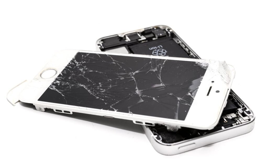 Smartphone com a tela quebrada representando produto com defeito