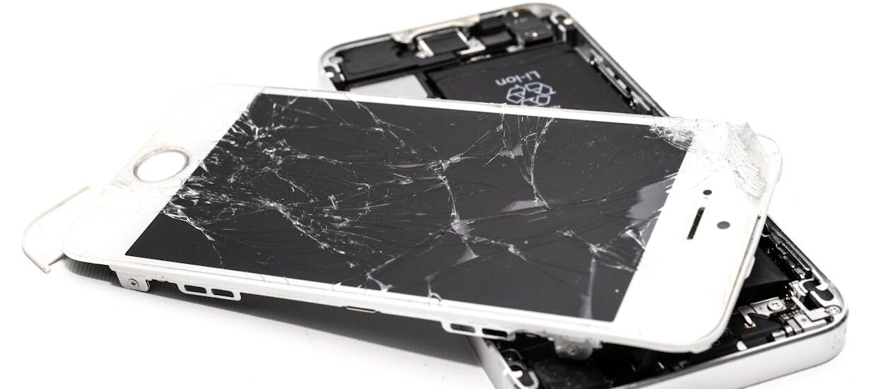 Smartphone com a tela quebrada representando produto com defeito