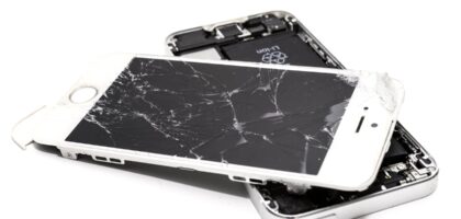 Smartphone com a tela quebrada representando produto com defeito