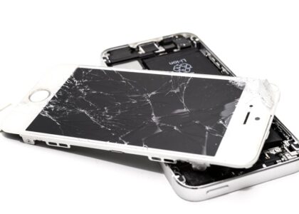 Smartphone com a tela quebrada representando produto com defeito