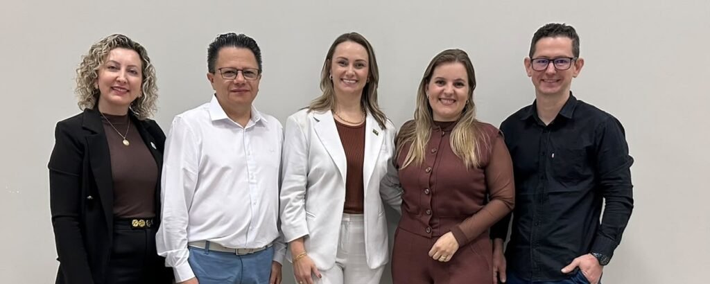 Participantes da plenária regional da Facisc em Maravilha (SC) reunidos para foto